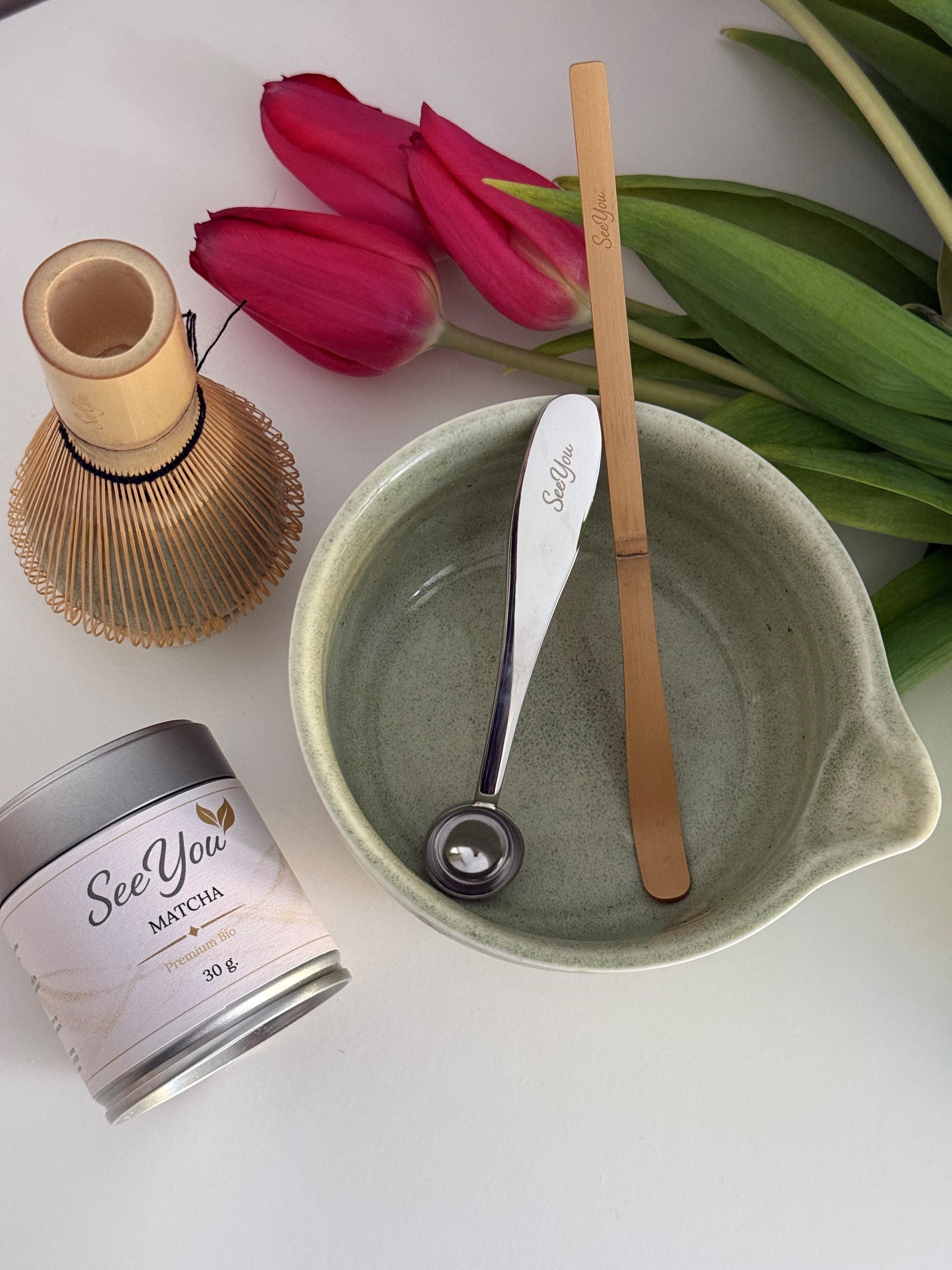 matcha bio avec bol fouet chasen et cuillère 