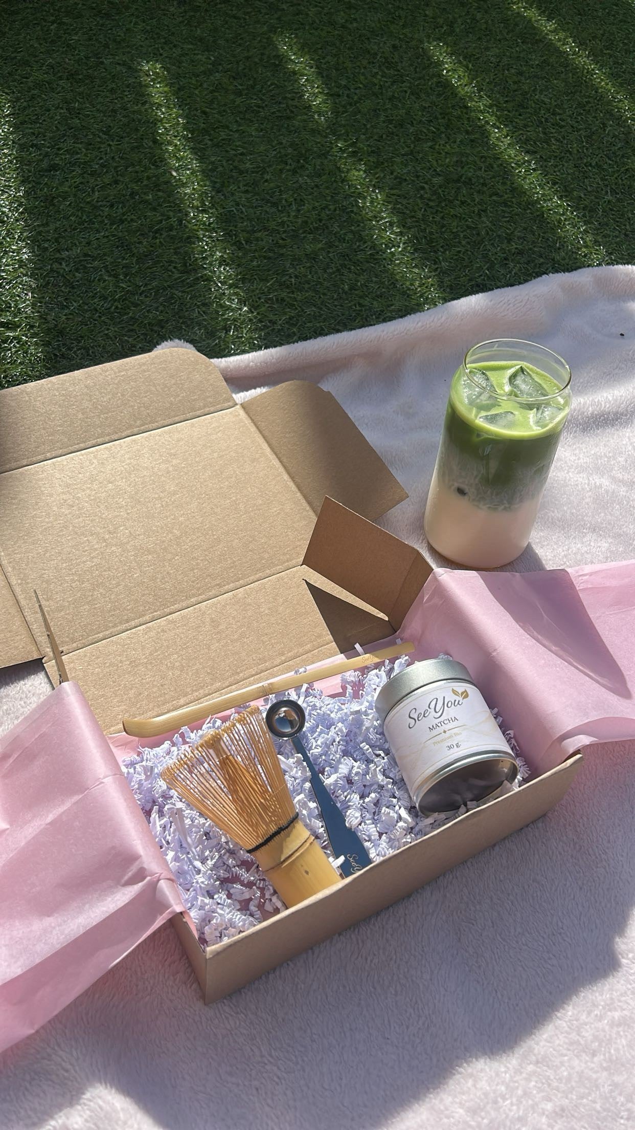 Contenu du coffret matcha SeeYou : matcha 30g, fouet bambou chasen, cuillère bambou chashaku et cuillère doseuse en inox